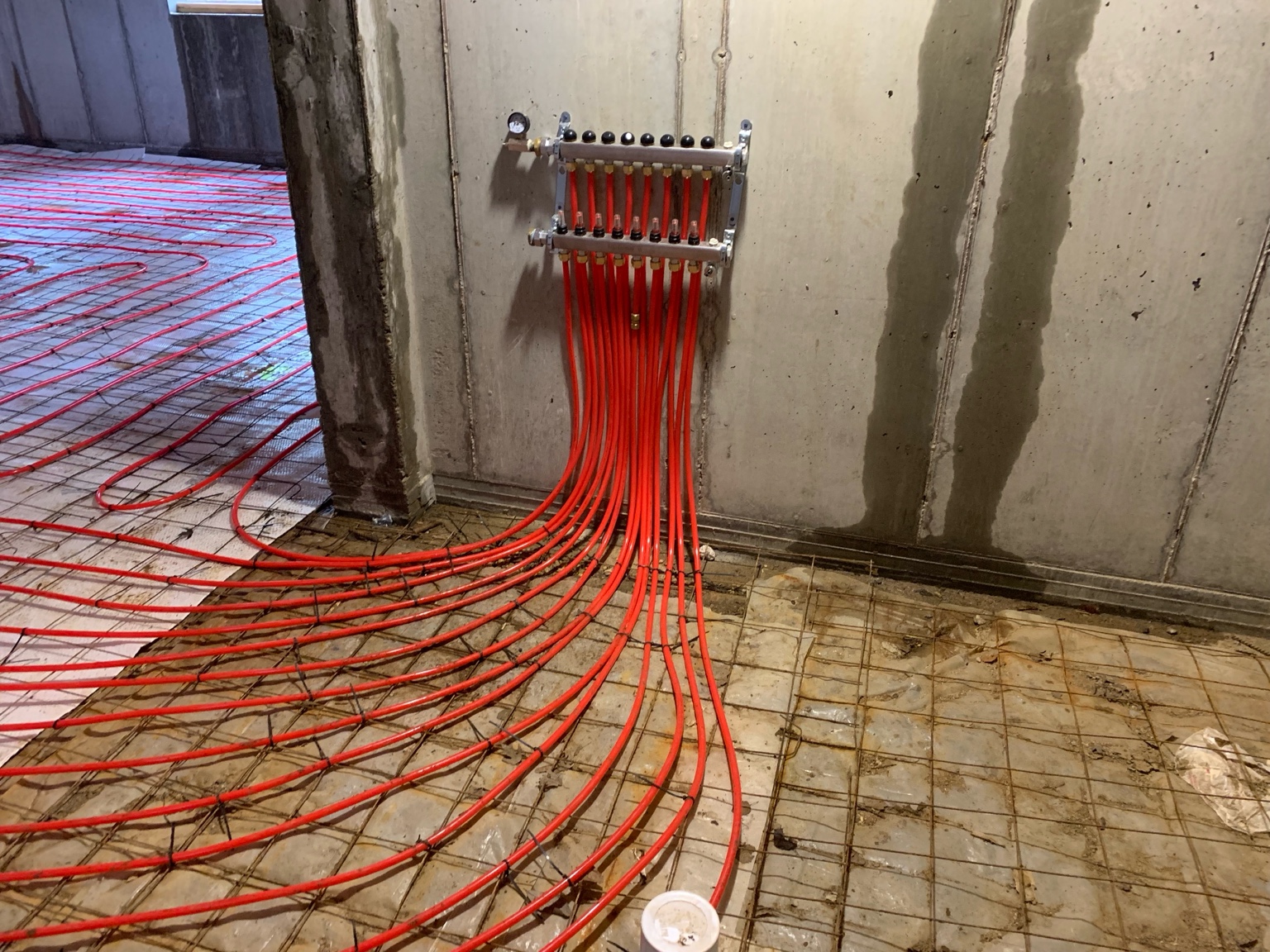 Radiant floor manifold